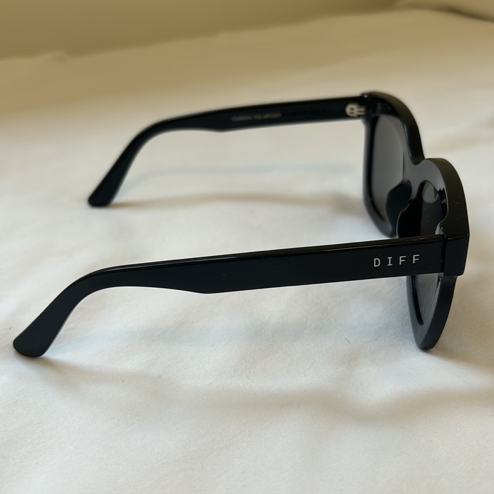 Diff 2 For 1 Oversized Sunglasses! Black And Cream - image 8